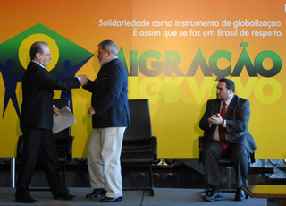 Governo brasileiro anuncia anistia aos imigrantes irregulares em 2/7/09 (foto: Isaac Amorim)
